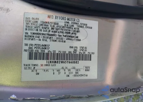 2005 Lincoln Town Car Signature Limited из США, поврежденный, VIN 1LNHM82W65Y668882